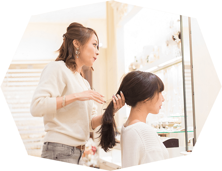 カレットの接客・ヘアアレンジの様子